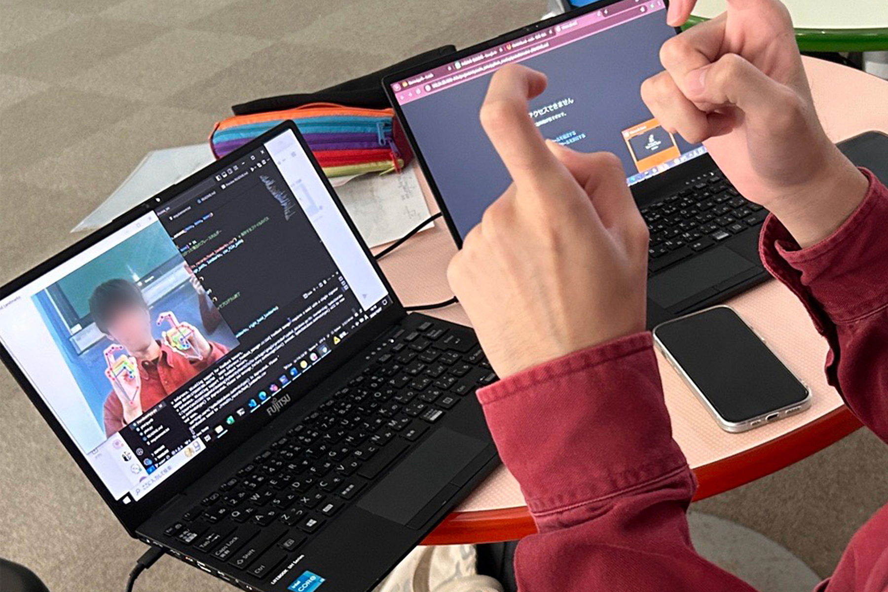 手話認識システムを使用する様子