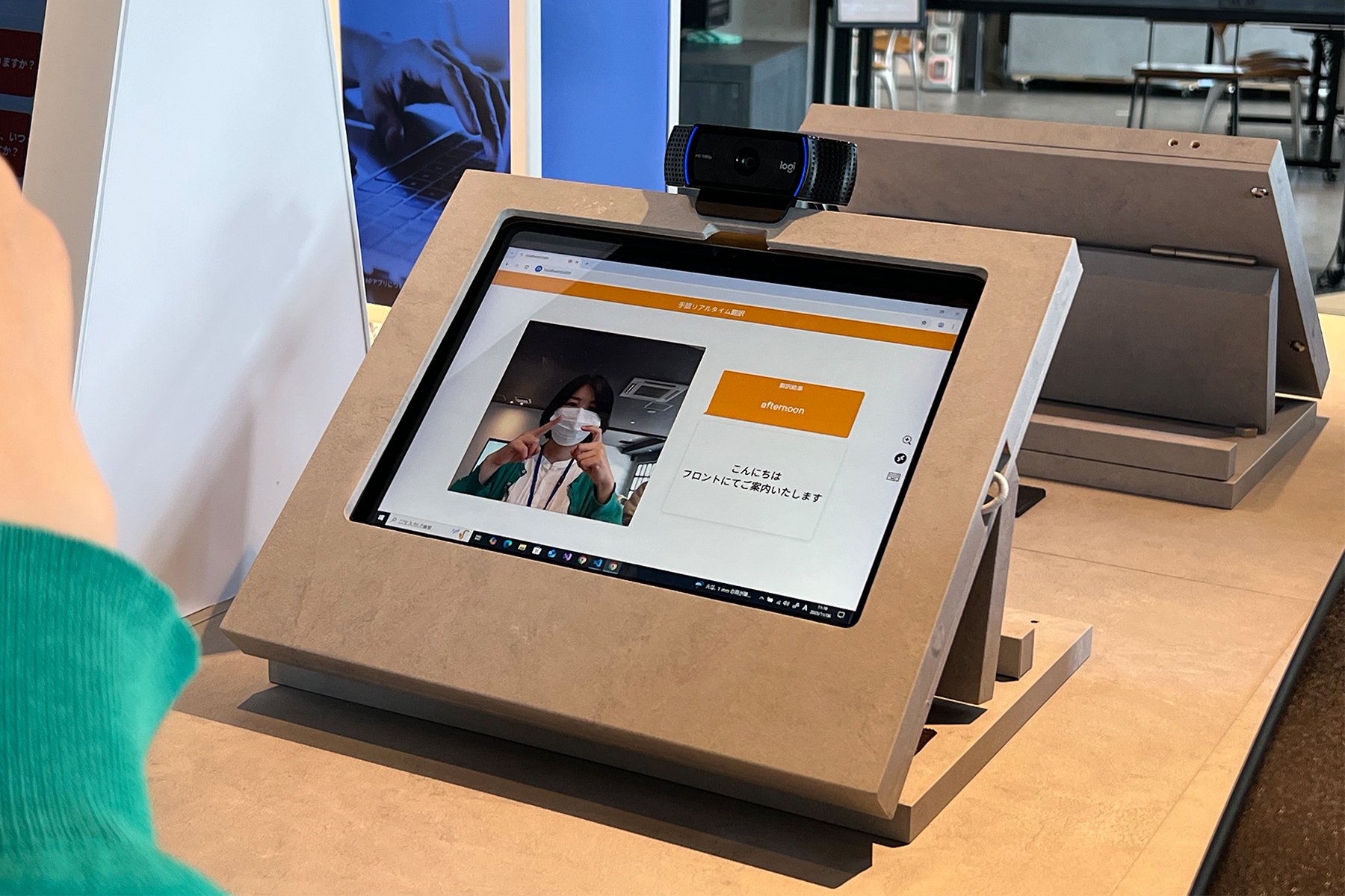 手話認識システムを使用する様子